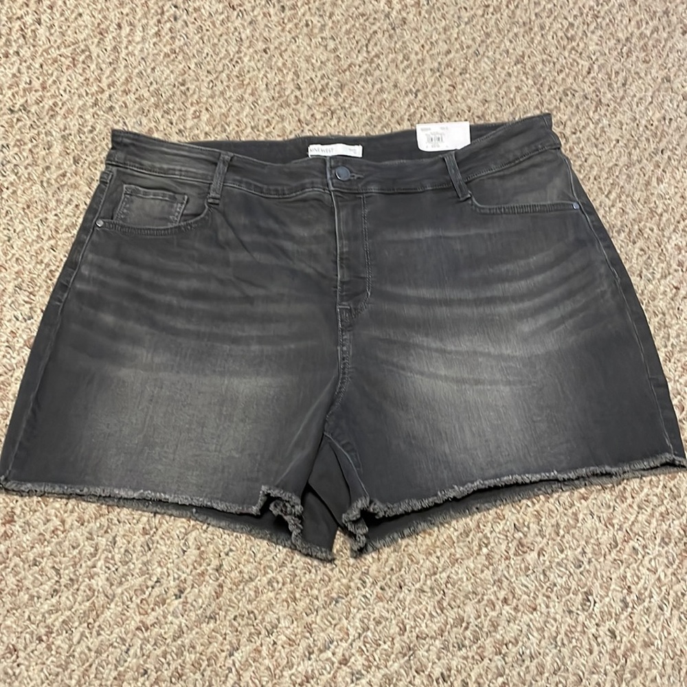 -Women’s Nine West Slimming Pocket Frayed Hem Denim Shorts Size 18